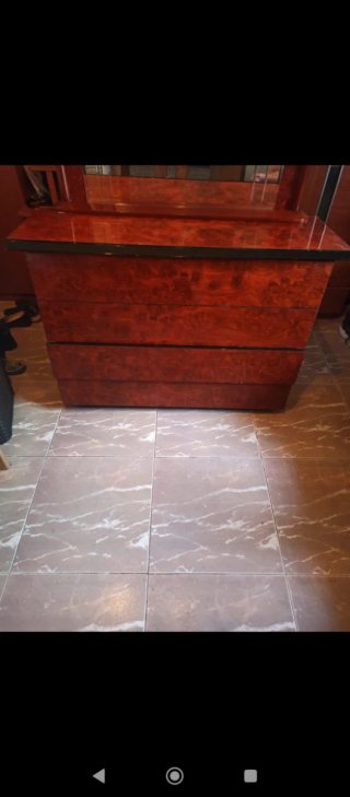 Cómoda de madera con espejo