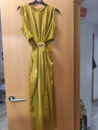 Vestido dorado de fiesta con aberturas.