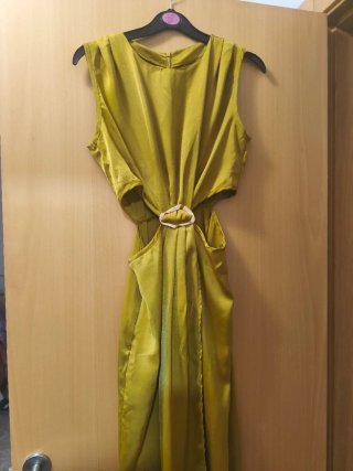 Vestido dorado de fiesta con aberturas.