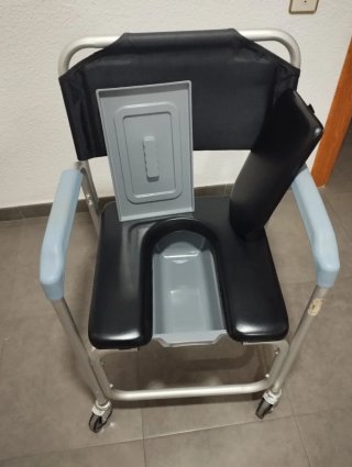 Silla de ruedas con deposito