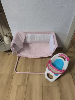 Cuna de juguete y trona