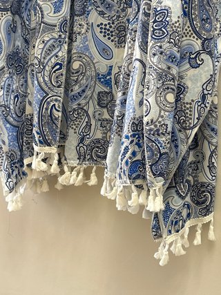 Kimono estampado paisley azul y blanco