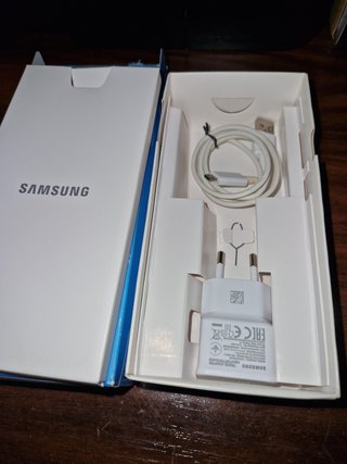 Smartphone Samsung Galaxy J4+ Nero con accessori originali