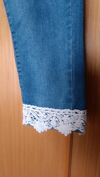 Pantalón vaquero con encaje bordado