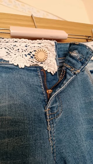 Pantalón vaquero con encaje bordado