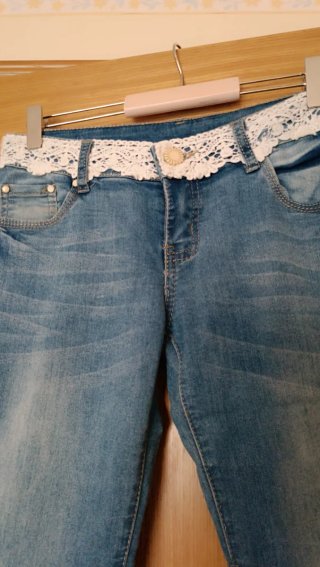 Pantalón vaquero con encaje bordado
