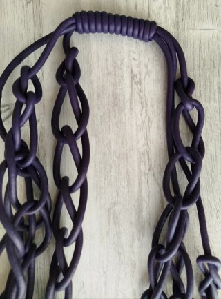 Collar largo morado con eslabones dorados
