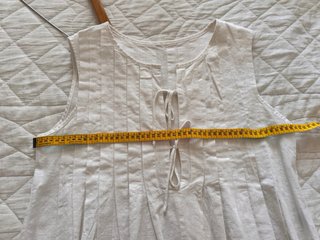 Blusa branca fresca com atacadores