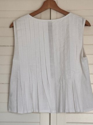 Blusa branca fresca com atacadores
