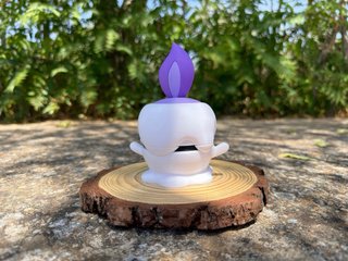 Figura coleccionable pokeball con temática Litwick