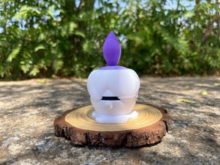Figura coleccionable pokeball con temática Litwick
