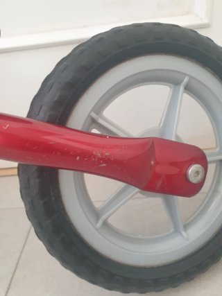 Bicicleta de equilibrio roja