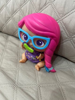 Muñeca Bellies con gafas y chupete