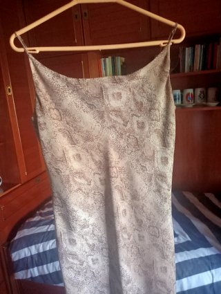 Vestido tirantes drapeado beige y marrón