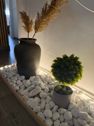 Rincón decorativo con luz LED y piedras blancas