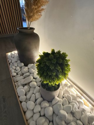 Rincón decorativo con luz LED y piedras blancas