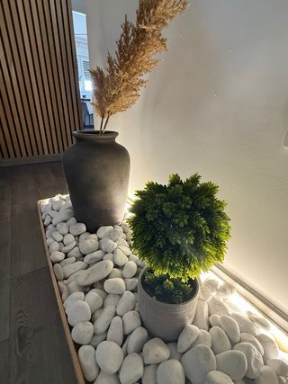 Rincón decorativo con luz LED y piedras blancas