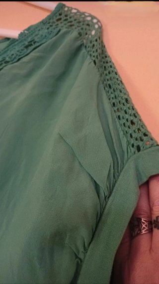 Blusa verde con encaje