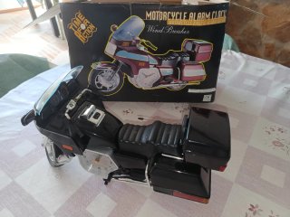 Moto de decoración con reloj y alarma