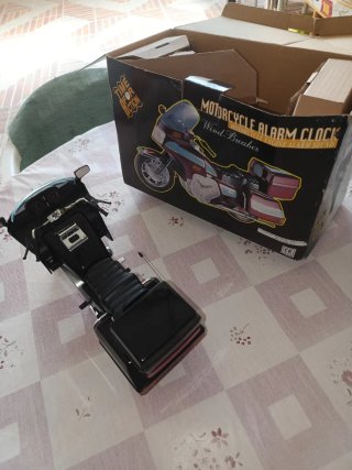 Moto de decoración con reloj y alarma