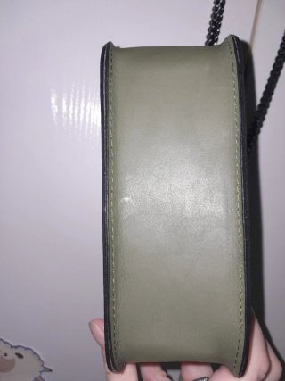 Bolso verde con tachuelas