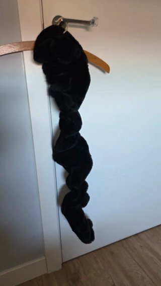 Bufanda negra de pelo sintético