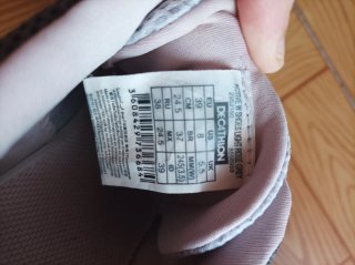 Zapatillas deportivas grises y rosas
