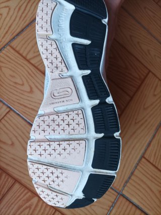 Zapatillas deportivas grises y rosas