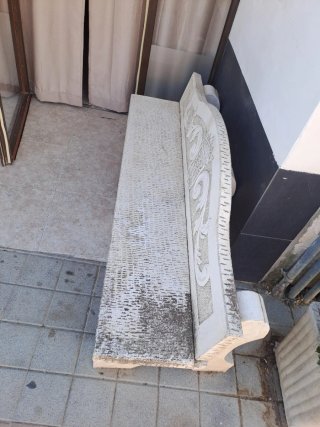 Banco de piedra decorado