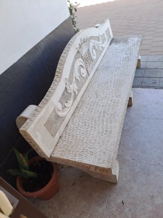 Banco de piedra decorado