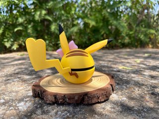 Poké Ball Pikachu Hembra con Lazo Rosa