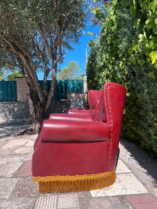 Pareja de sillones orejeros vintage piel rojo