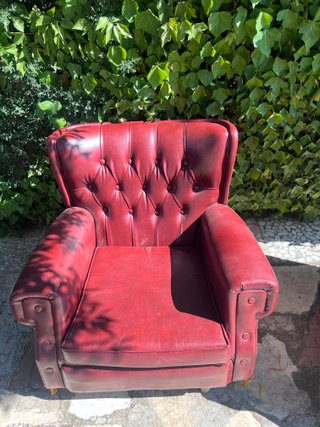 Pareja de sillones orejeros vintage piel rojo