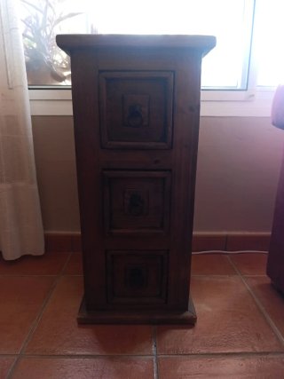 Mueble de madera con 3 cajones
