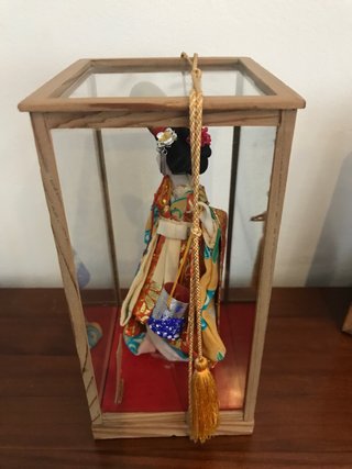Muñeca oriental anrigua en vitrina