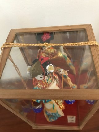 Muñeca oriental anrigua en vitrina