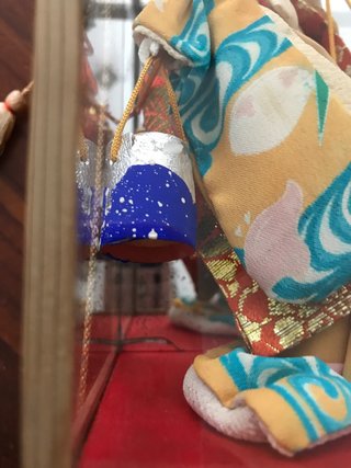 Muñeca oriental anrigua en vitrina