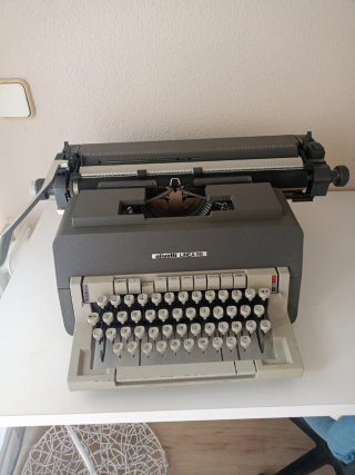 Máquina de escribir Olivetti Línea 98. No funciona