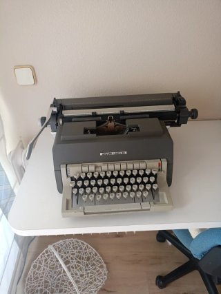 Máquina de escribir Olivetti Línea 98. No funciona