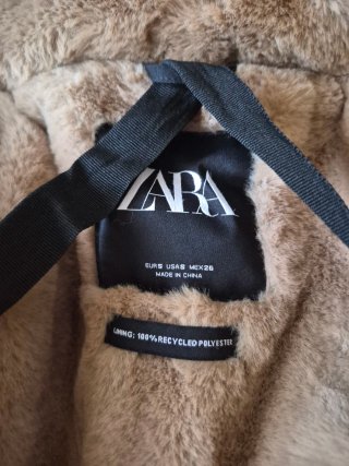 Parka Zara negra con forro de pelo