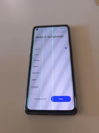 OPPO Reno 6 5G con 3 rayas verticales