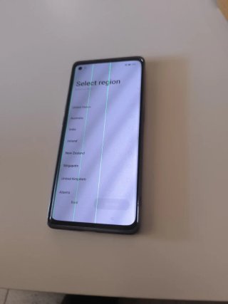 OPPO Reno 6 5G con 3 rayas verticales