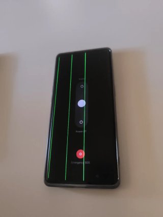 OPPO Reno 6 5G con 3 rayas verticales
