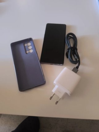 OPPO Reno 6 5G con 3 rayas verticales