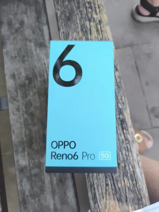 OPPO Reno 6 5G con 3 rayas verticales