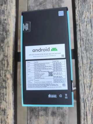 OPPO Reno 6 5G con 3 rayas verticales