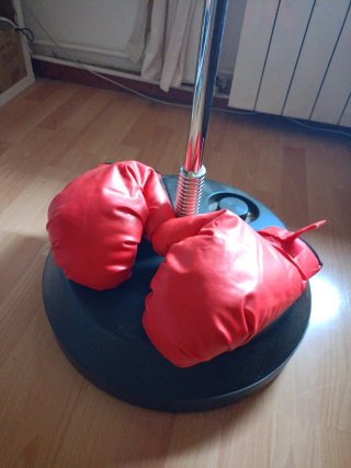 Saco de boxeo rojo con guantes