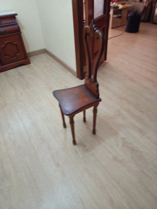 Silla de madera tallada