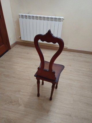 Silla de madera tallada