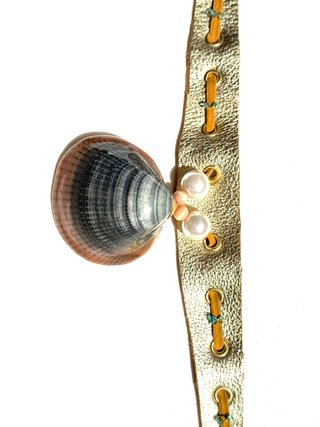 Collar de cuero auténtico con concha y perlas